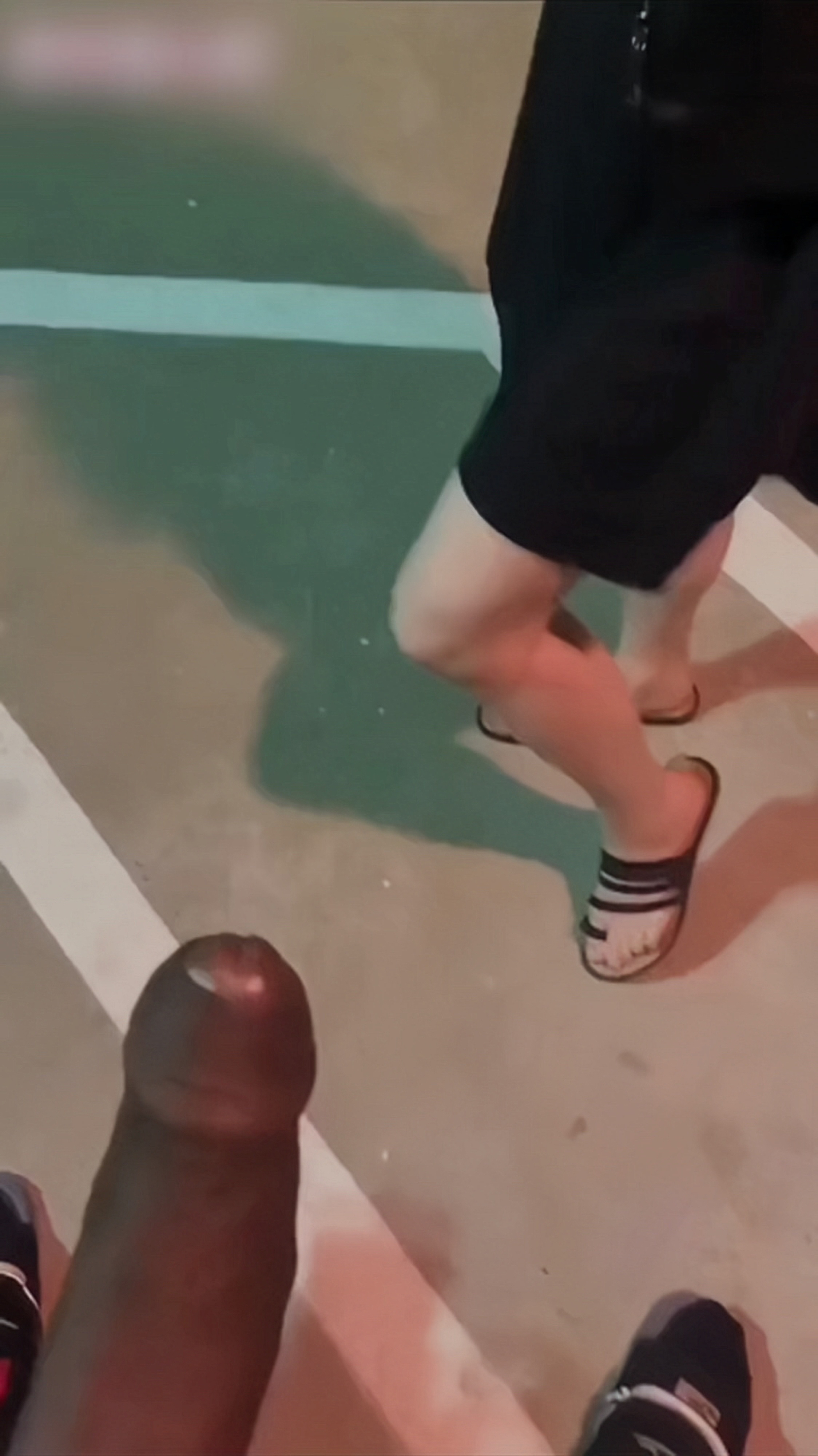 公园漏出大黑吊勾引美女口交k
