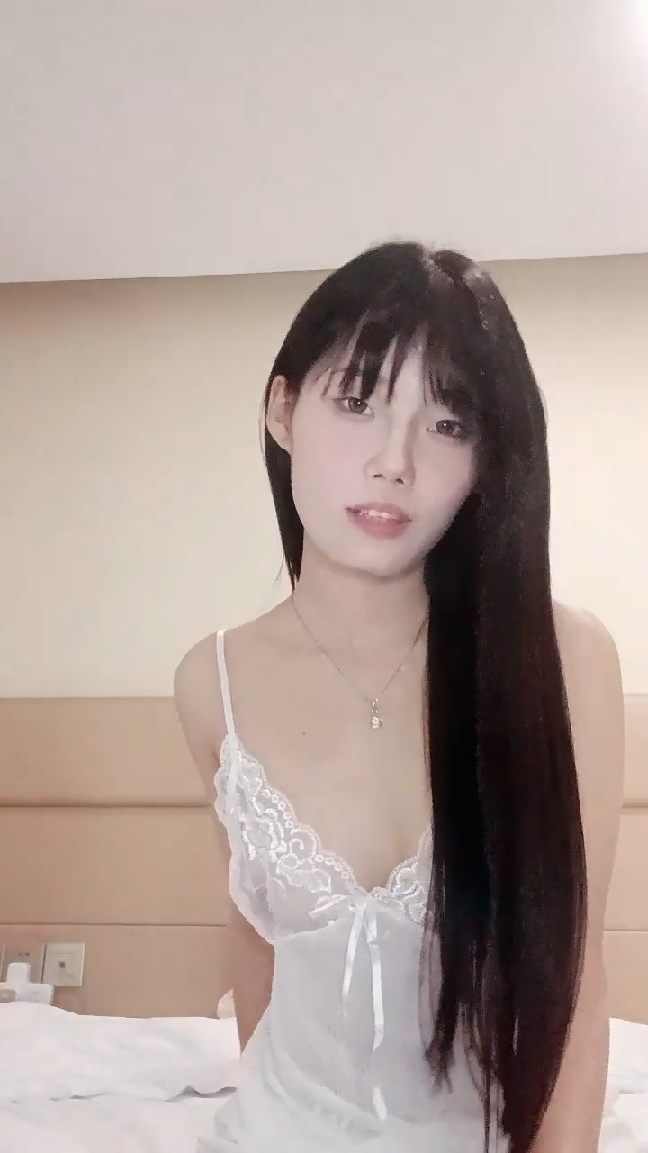 YQY-715 外表清纯乖巧妹妹！细腰黑丝美腿！极品蜜桃美臀，近距离特写，自摸骚穴扣弄，表情很爽嗲嗲