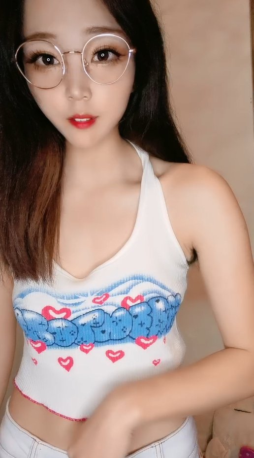 CJC-988 眼镜红唇小姐姐新人诱惑，齐逼小短裤扭动细腰，超浓密多毛骚逼，掰穴近距离特写，收缩清晰可见