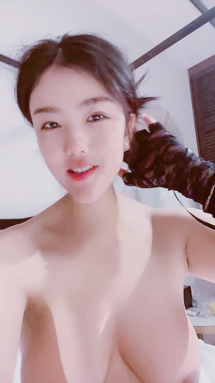 【禁漫直播】大奶淫模好骚好诱惑,精彩露脸高颜值大秀啪啪直播,打着电话被大哥压在身下抽插,淫声荡语不断奶子乱晃刺激 HD
