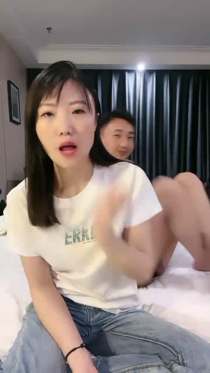 夫妻直播淫语对白新人美御姐情侣操逼穿上牛仔裤骑马vlog出品