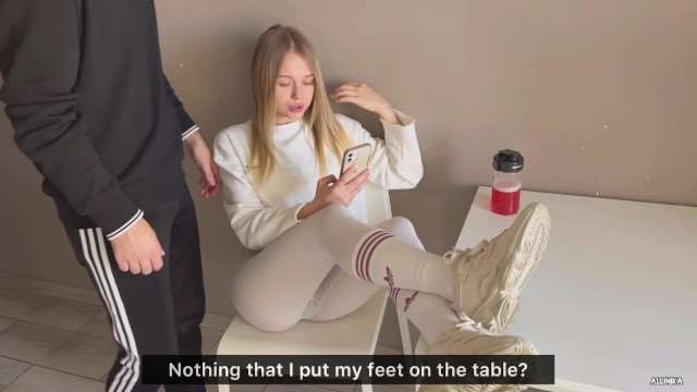 ILUS-799 傲慢的女朋友把腿扔在桌子上并因此被操
