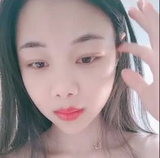 EZP-442 大过年了也不忘记赚外快卧室中和娇小老婆口交打飞机玩穴啪啪后入女上位摇起来