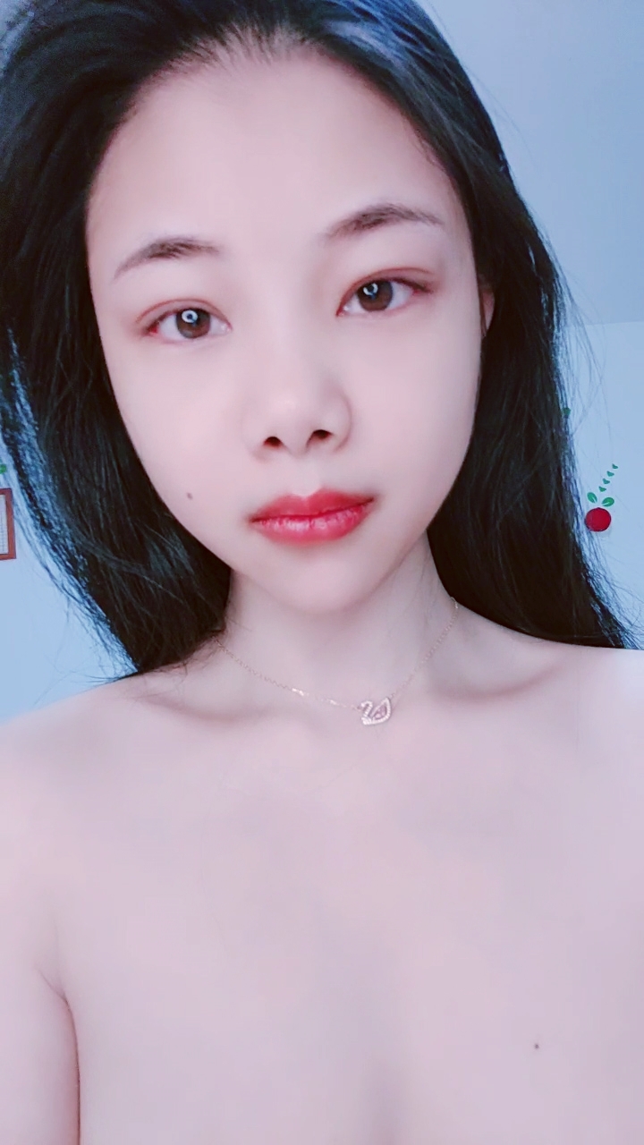 UCB-886 大过年了,也不忘记赚外快,卧室中和娇小老婆口交打飞机,玩穴啪啪后入女上位摇起来