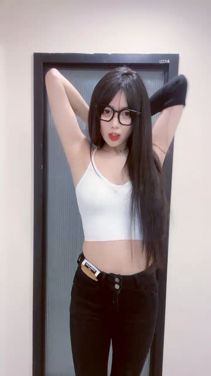 MYX-745 白色内衣性感好身材,模特身材女神,长发红唇诱惑十足,椅子上掰穴自慰白虎逼逼 全身秀热舞