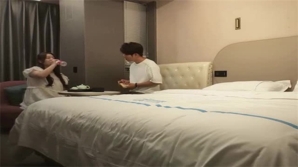 钟爱熟女-小伙爱坦克约炮肉感肥臀骚妇换上丝袜女仆装激情开操 第1集