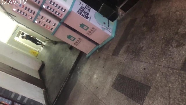 【今日推荐】公厕调教啪啪操美腿乖乖女 无套激情抽插啪 趴下内内穿着衣服直接操 爆精内射中出1