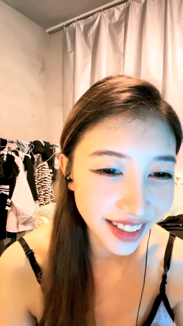 [直播] 野外直播 【小尾巴】 今年最棒的户外车震 女主很漂亮 更刺激的性爱 骚货很容易被满足 10