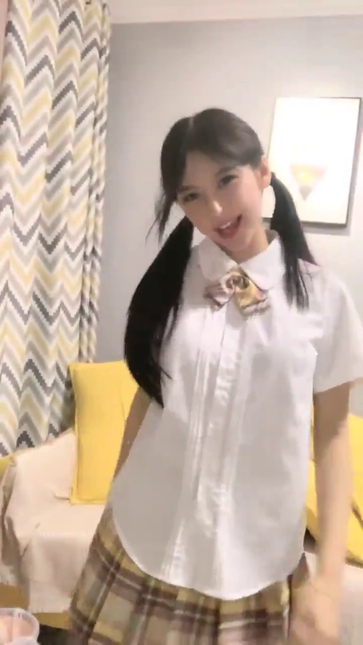 [直播] 推荐 超美女神 【偷走一头猪】调皮可爱 酒瓶子插逼震出尿 漂亮学生妹 清纯外表下这么淫骚
