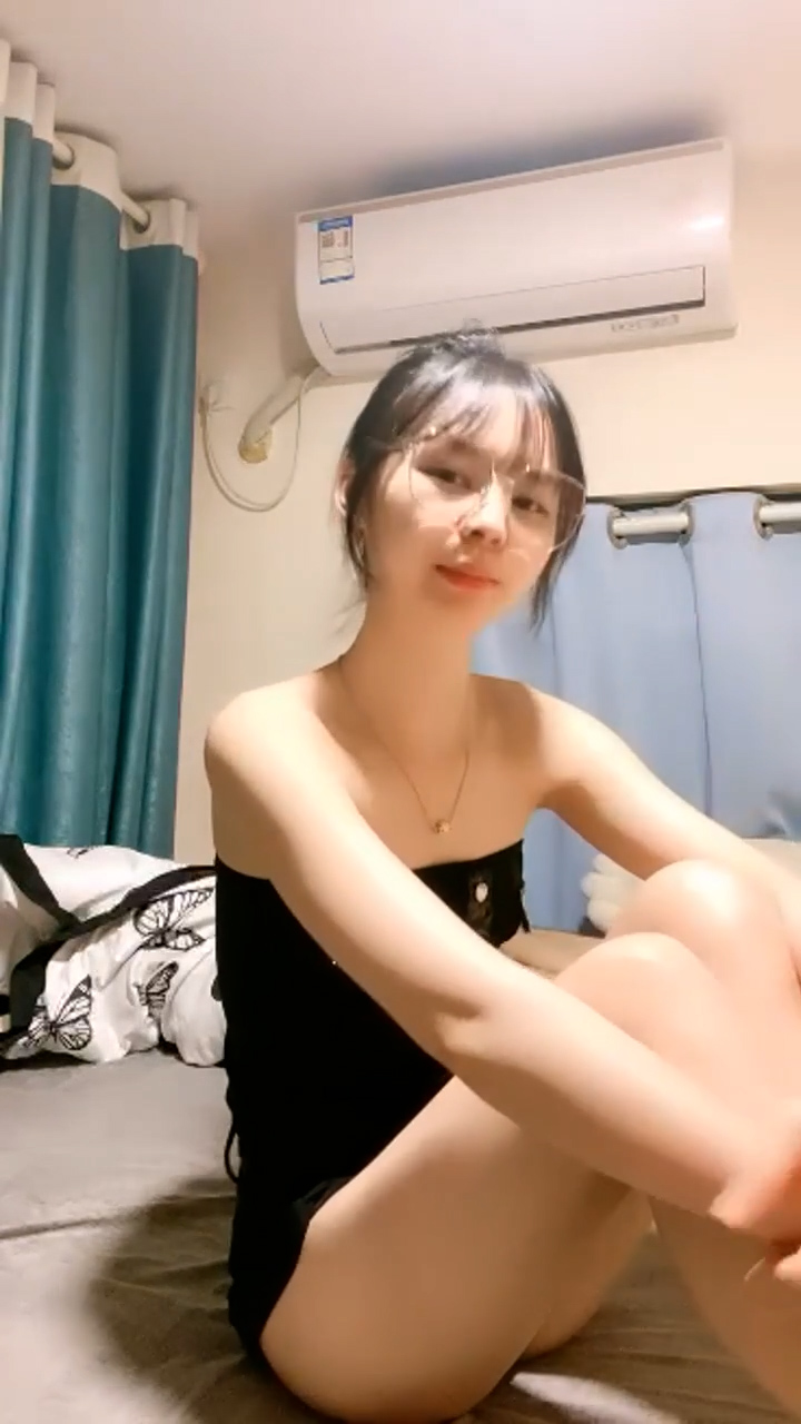 168CM极品眼镜美女！邻家妹妹型！居家男友操逼，细腰大长腿，69姿势口交，骑乘位爆操嫩穴