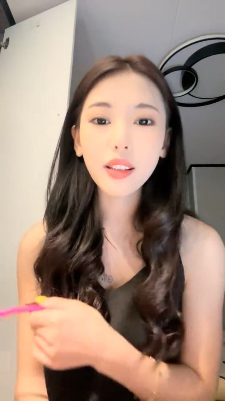 9分颜值！极品尤物网红女神！大黑牛震穴狂喷，整个头部插入骚逼，骑乘位抽插，黑丝高跟鞋极度淫骚