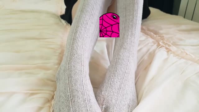 美女将鸡巴含在嘴里张开双腿感受火热