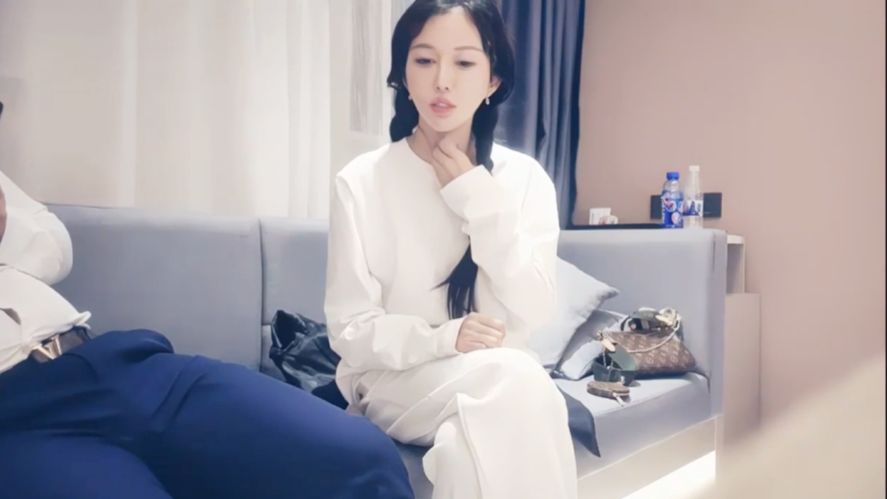 麻花辫极品气质校花级别外围美女