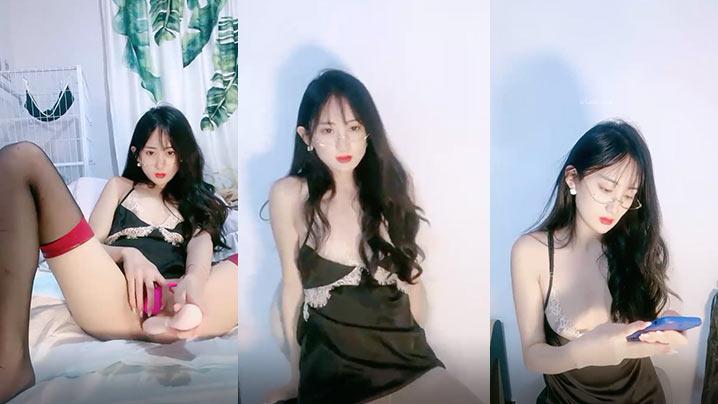 美到爆炸级甜美小姐姐丝足美腿女神难得下海居然还喷水带上眼镜_简直了_像家庭教师系列女主