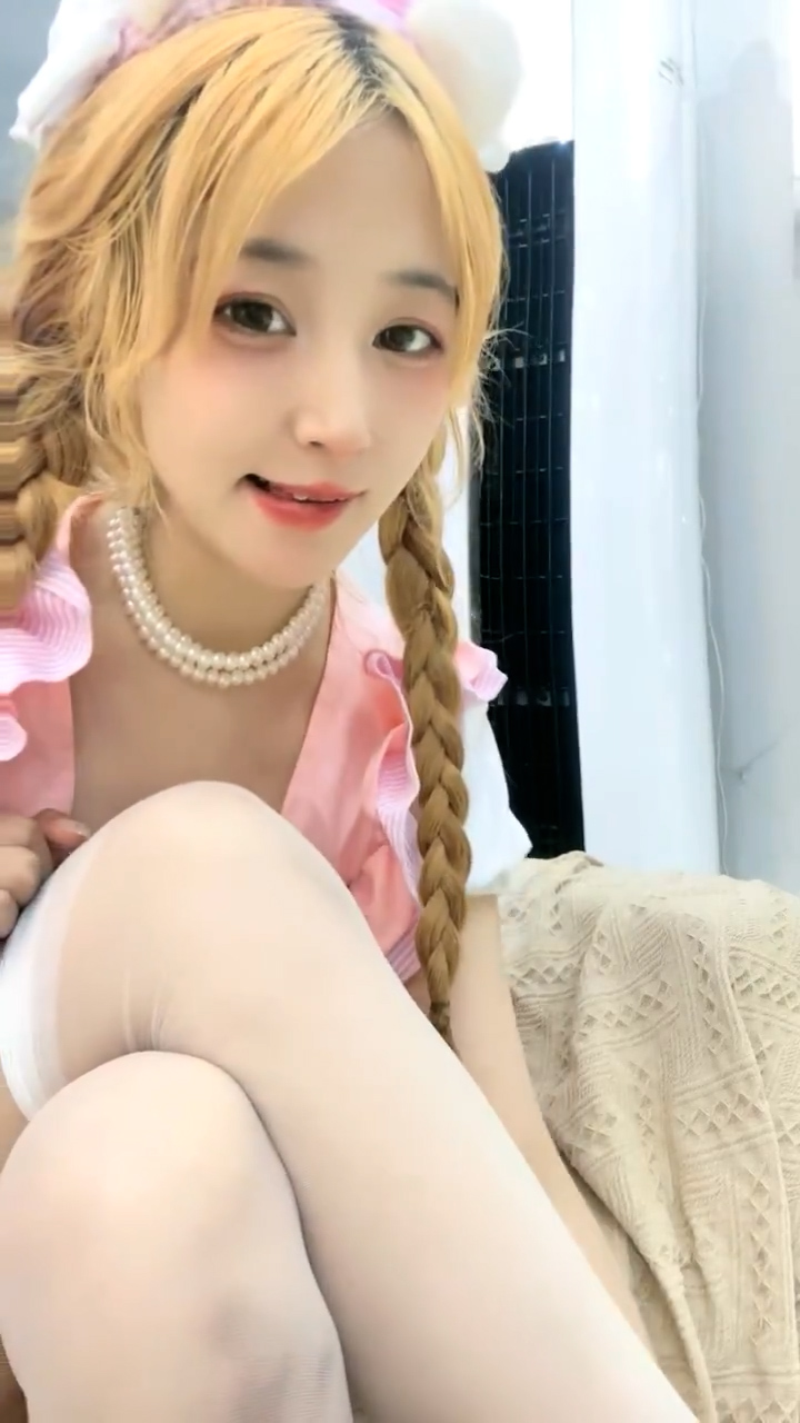 女仆裙金发辩子女神！户外激情！院子里脱下内裤尿尿，掏出奶子给你看，厕所脱光光，极度淫骚