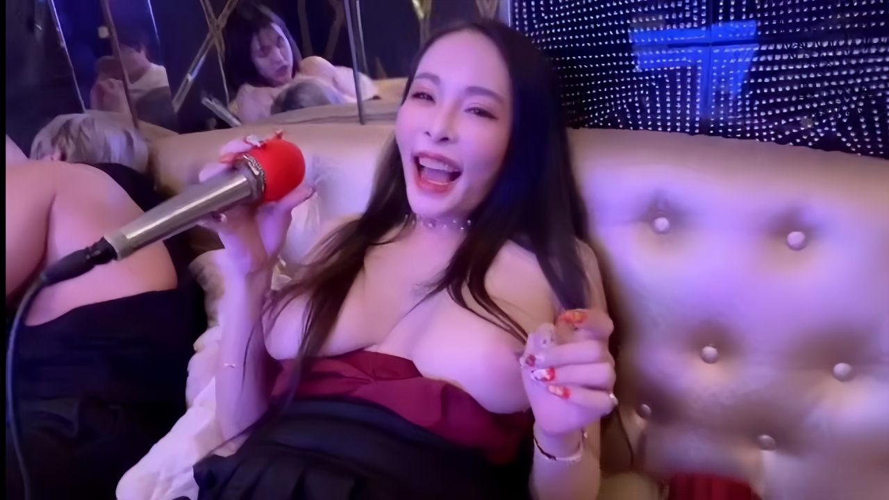 【自拍偷拍】OnlyFans网黄女神 翁雨澄 KTV的刺激性爱体验！
